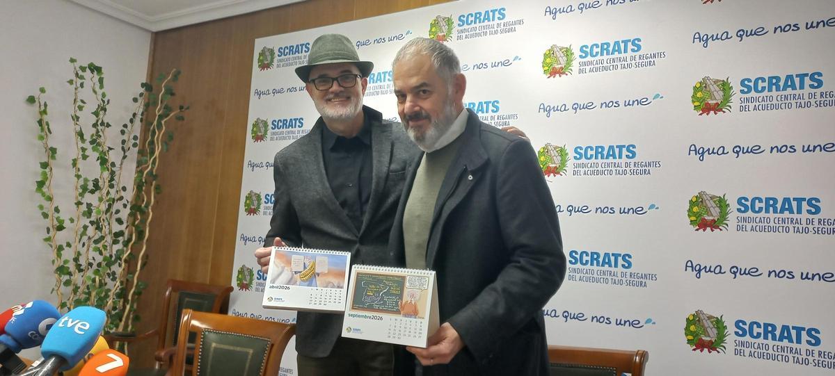 Jiménez, junto al humorista gráfico Puebla, en la presentación del calendario 2026 de la Scrats