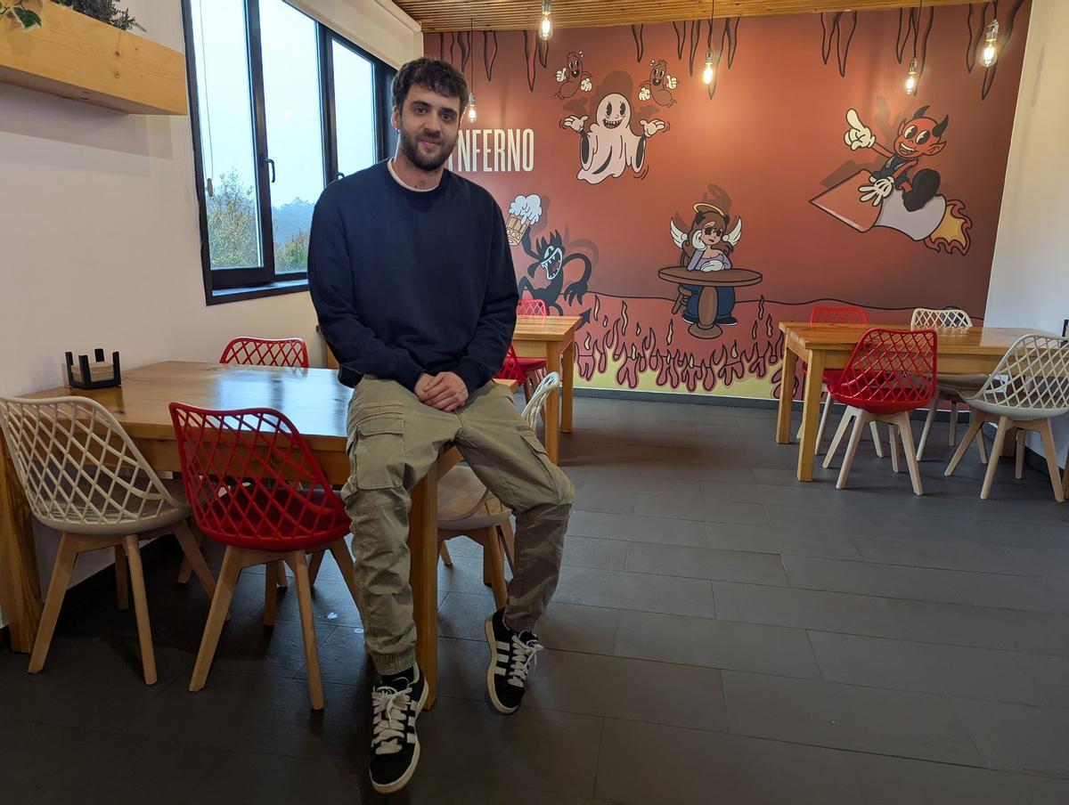 Jon Lamas, delante de su mural en el bar O Inferno
