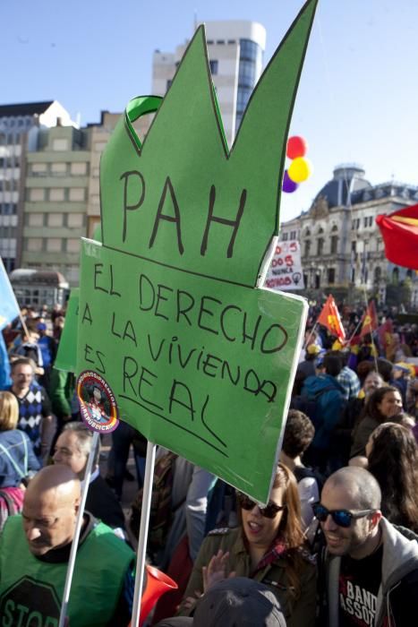 Ambiente en la calle durante la entrada a los premios y concentración antimonarquía