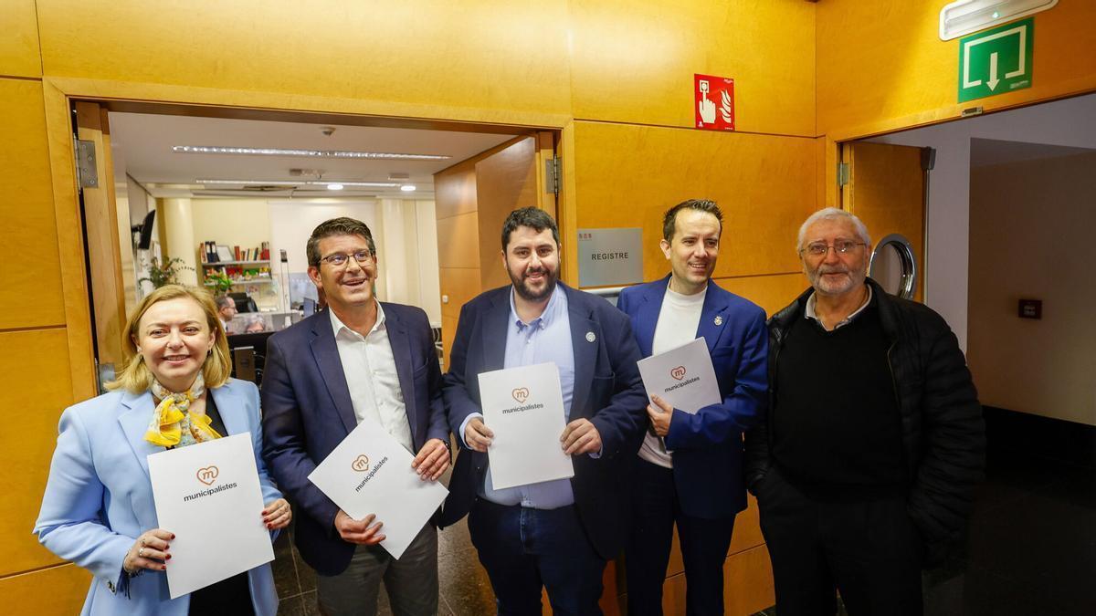 Valencia VLC presentación en el registro de la Generalitat de una moción para rebajar el porcentaje del 5% al 3% para obtener representación en les Corts valencianes por parte de partidos municipalistas como en Uneix