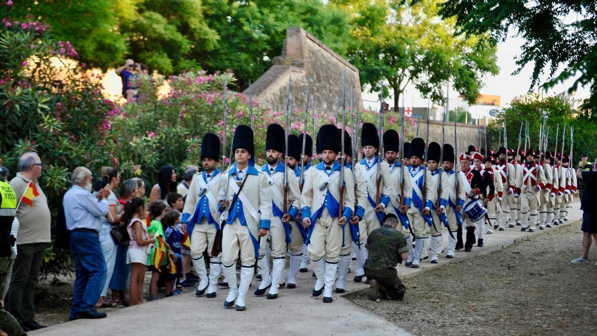 El desfile durante la retreta militar celebrada en el parque de Los Sitios de Badajoz esta tarde.
