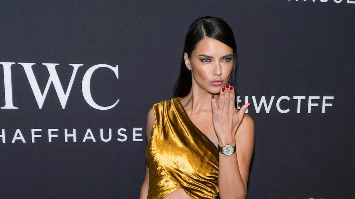 Adriana Lima brilla con un vestido gold en terciopelo