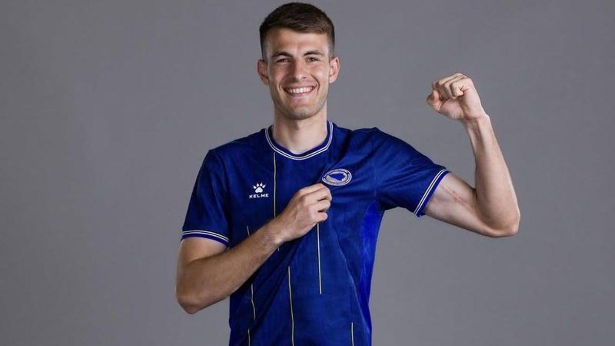 Samed Bazdar posa con la camiseta de Bosnia antes del inicio del Mundial.