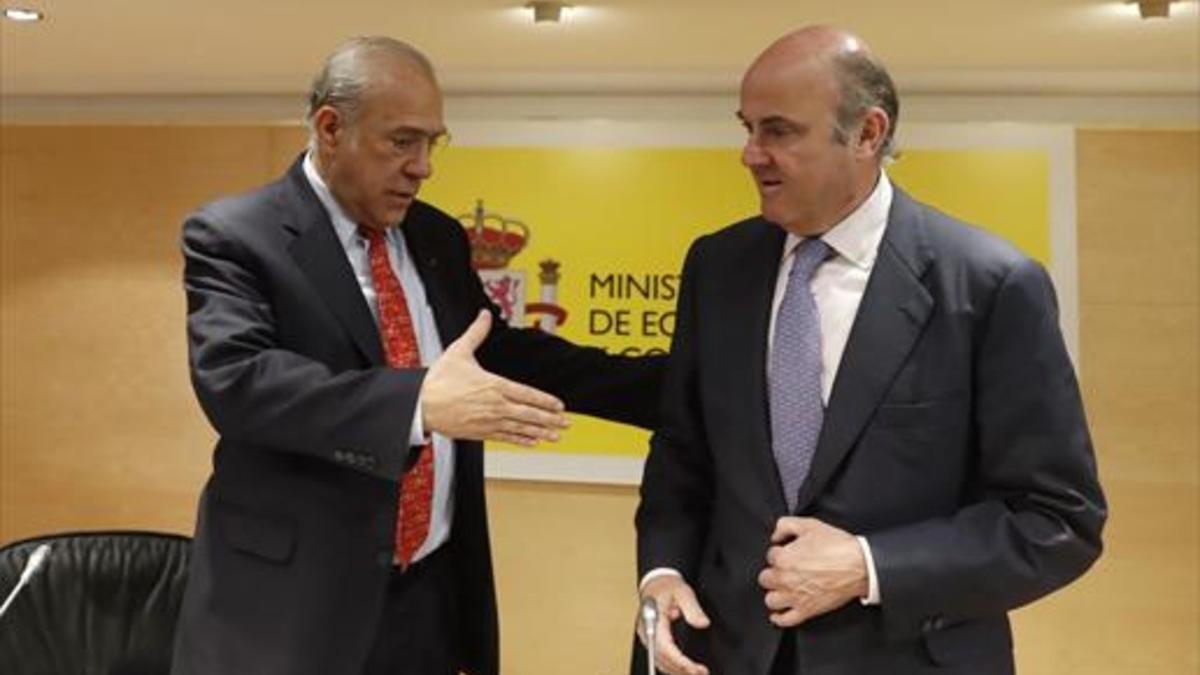 Ángel Gurría, secretario general de la OCDE, saluda a Luis de Guindos, ministro de Economía, ayer.
