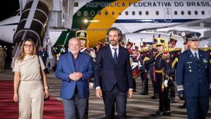 El presidente brasileño Luiz Inacio Lula da Silva (C), acompañado por su esposa Rosangela Janja da Silva (I) y el canciller argentino Santiago Cafiero (D), durante su llegada a la Estación Aérea Militar Aeroparque Jorge Newbery en Buenos Aires, el 22 de enero de 2023.