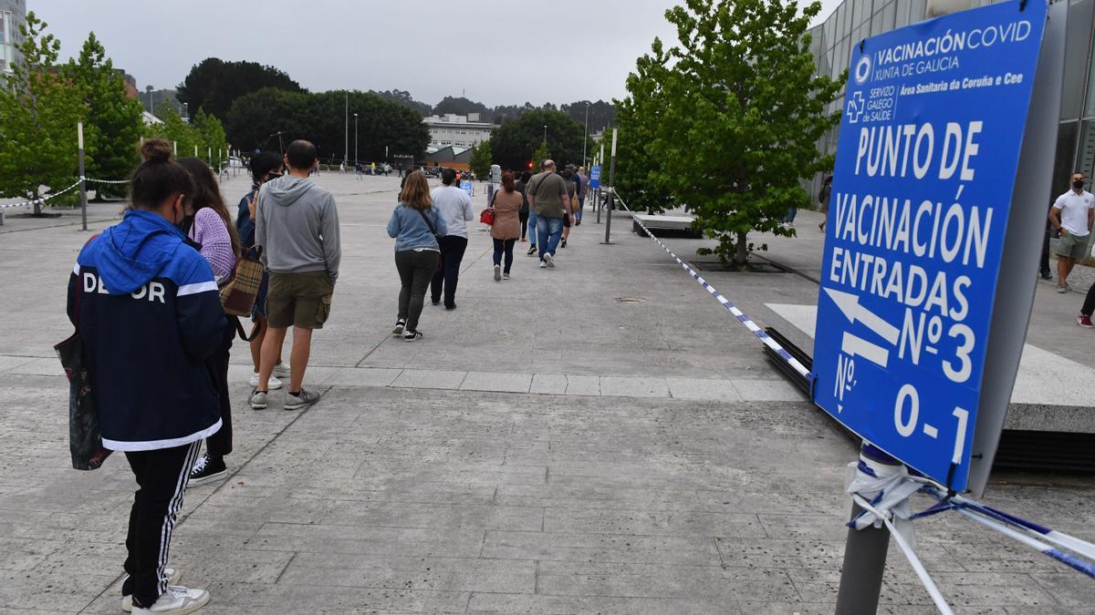 Largas colas en Expocoruña en el 2º día con más citados para la vacuna del COVID