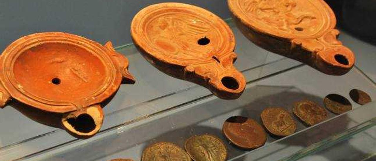 Parte de la colección de lucernas y monedas romanas mostradas en el Museu d&#039;Història de Manacor.