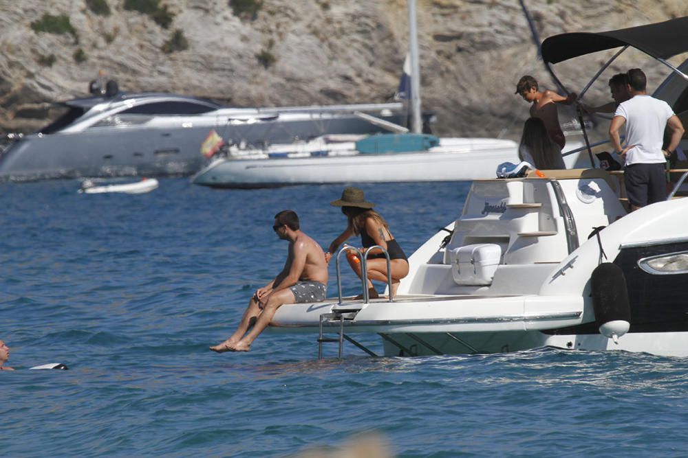 Laura Matamoros y Benji Aparicio en Barco en Cala Jondal, junto  Fonsi Nieto y su mujer Marta Castro.