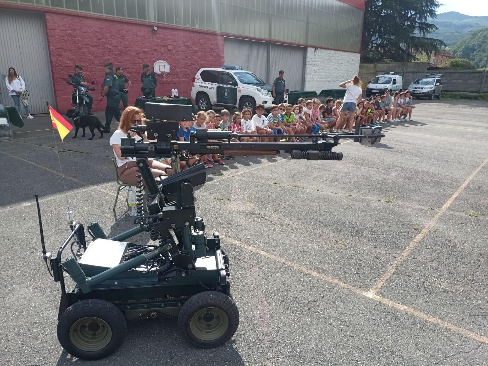 Demostración de la Guardia Civil en el colegio Elena Sánchez Tamargo de Laviana