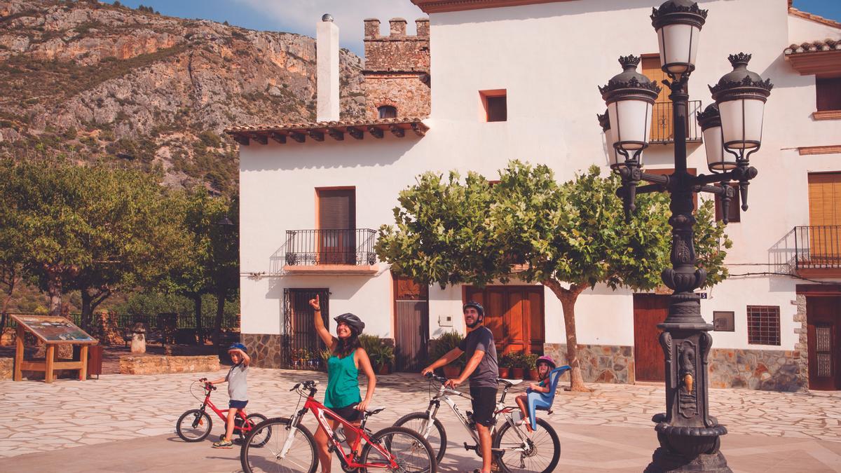Las familias apuestan cada vez más por el cicloturismo para poder visitar los municipios de la provincia.