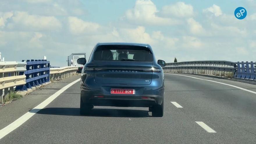 El Leapmotor B10 que fabricará Stellantis Figueruelas ya rueda en pruebas por las carreteras aragonesas.