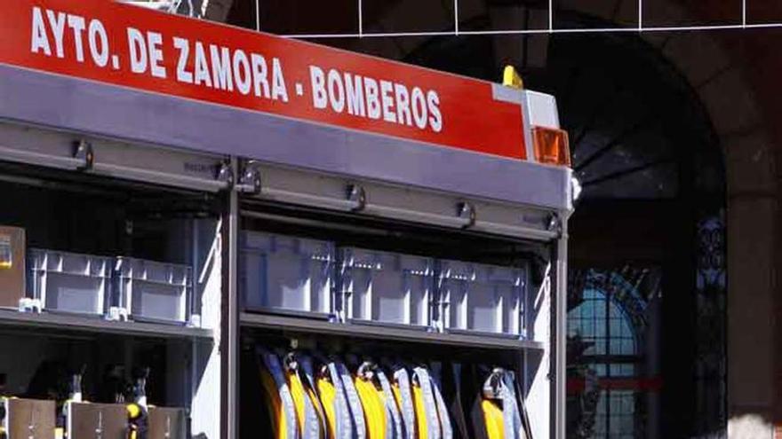 Dos bomberos frente al Ayuntamiento de Zamora.