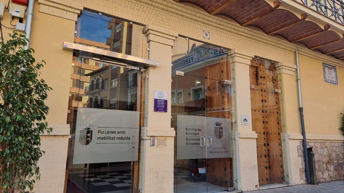 Una de las entradas del Ayuntamiento de Riba-roja de Túria.