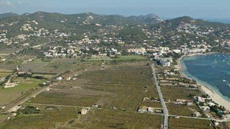 Vista aérea de parte de ses Feixes de es Prat de ses Monges, detrás de la playa de Talamanca.