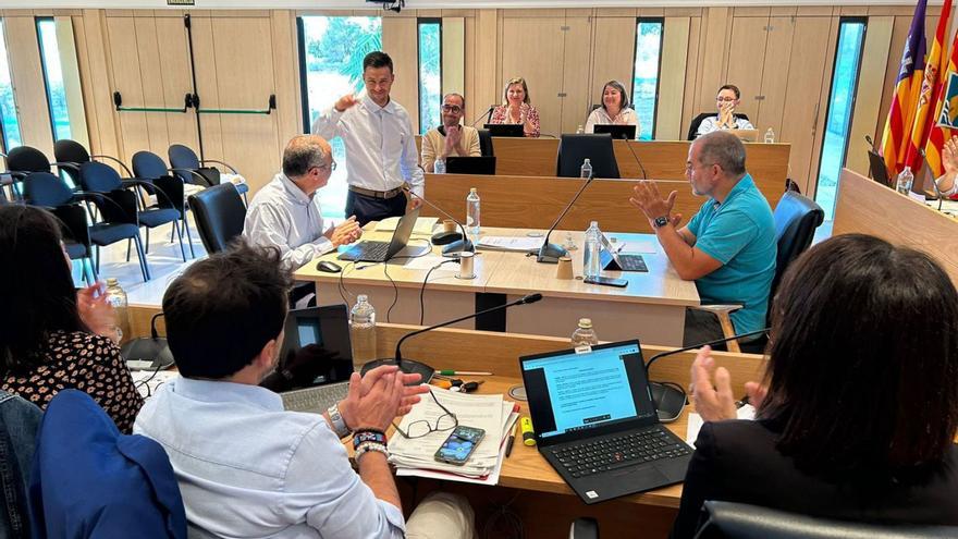 El nuevo conseller de Sa Unió, Hugo Martínez, aplaudido por todos los consellers.