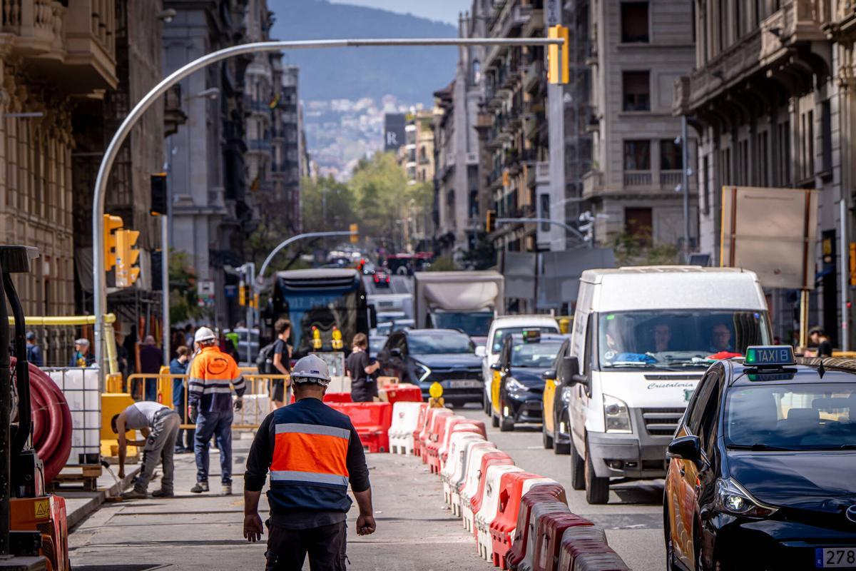 Bacelona 09/04/25 Barcelona. Imágenes de las obras en Via Laietana, en general. Saturación de tráfico en via laietana. Tramo, avinguda de la Catedral. AUTOR: MANU MITRU