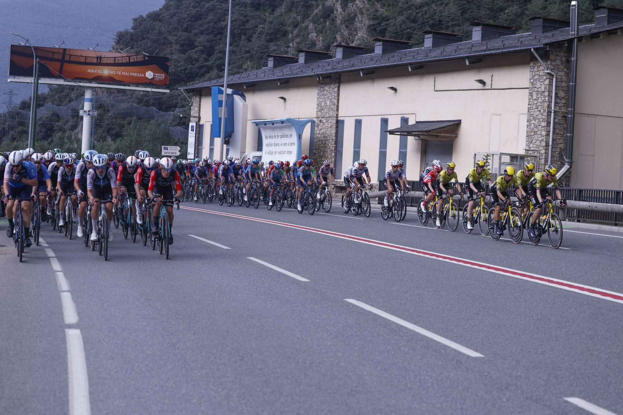 The pack of riders in action during the sixth stage of La Vuelta A Espana cycling tour over 170.3km from Olot to Pal (Andorra), Olot, Catalonia, Spain, 28 August 2025. EFE/ Javier Lizon