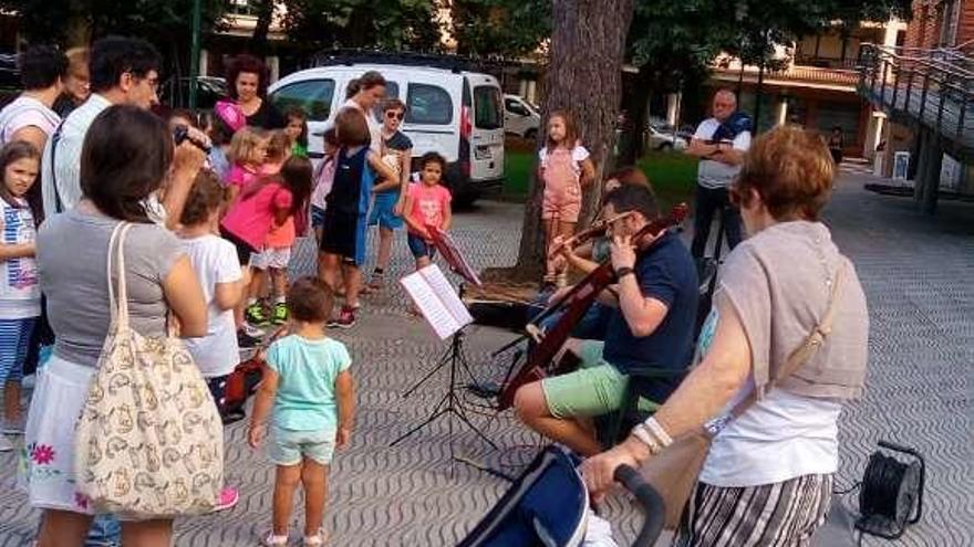 Un momento de la actuación en el parque Zapardel.