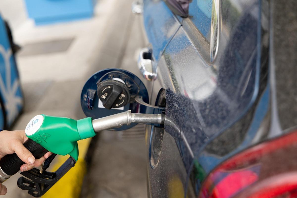 Repostaje en una gasolinera, este miércoles.