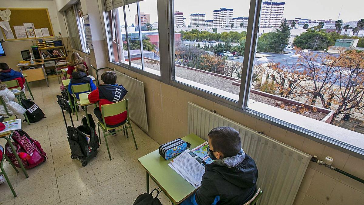 Los padres quieren dar más seguridad a la aulas y evitar el frío por las ventanas abiertas. | HÉCTOR FUENTES