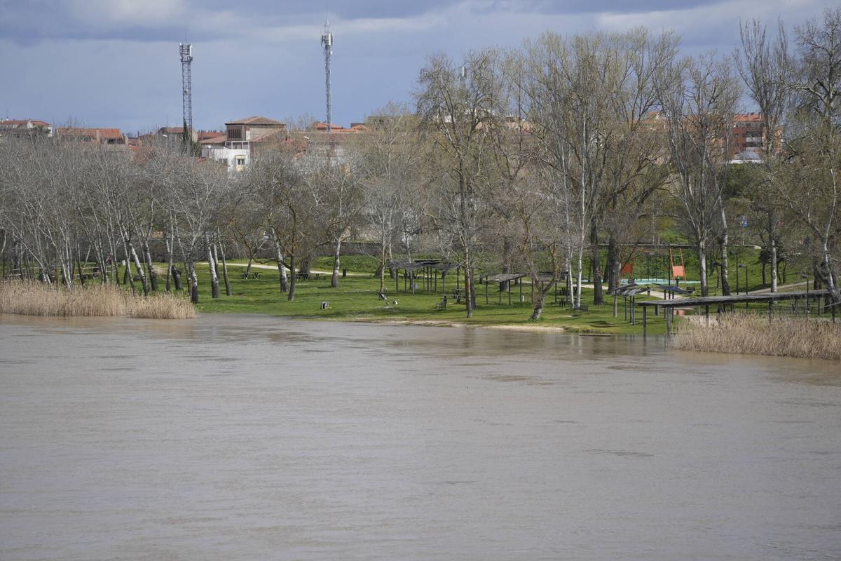 Crecida río Duero puente de los poetas