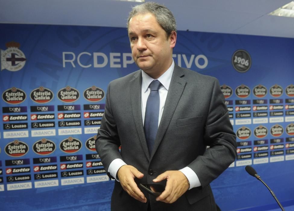 El presidente del Deportivo comparece en Riazor para explicar la destitución de Víctor Sánchez del Amo. "La confianza se construye poco a poco pero se destruye rápido", comentó ante los medios.