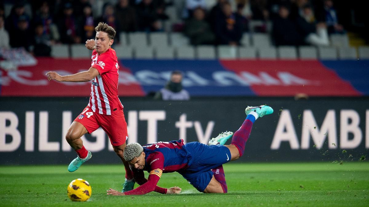 Marcos Llorente golpea de forma involuntaria en el rostro de Araujo durante el Barça-Atlético de Montjuïc.