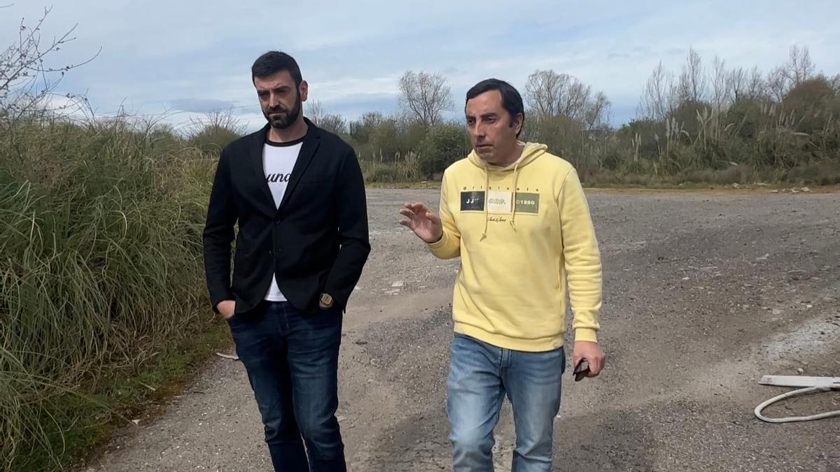 David Mon y Gerardo Sanz, en la parcela de Silvota donde está prevista la zona multideportiva.