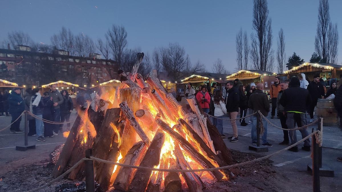 La hoguera es el gran atractivo del mercadillo