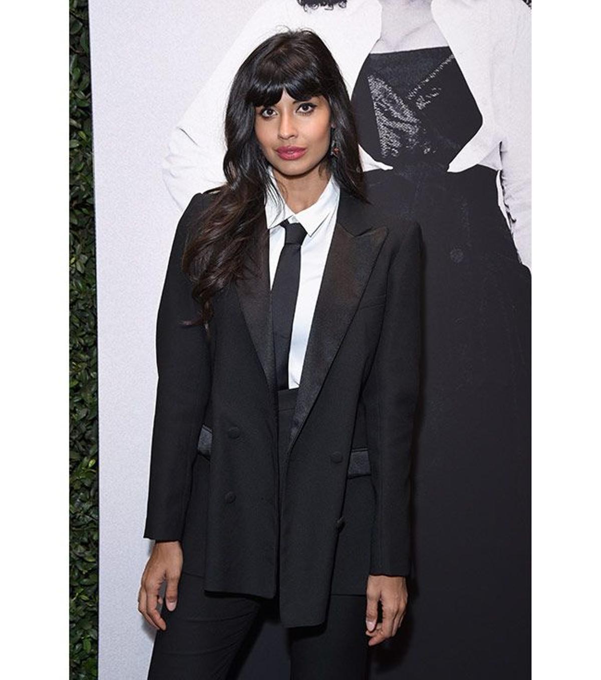 Jameela Jamil con traje