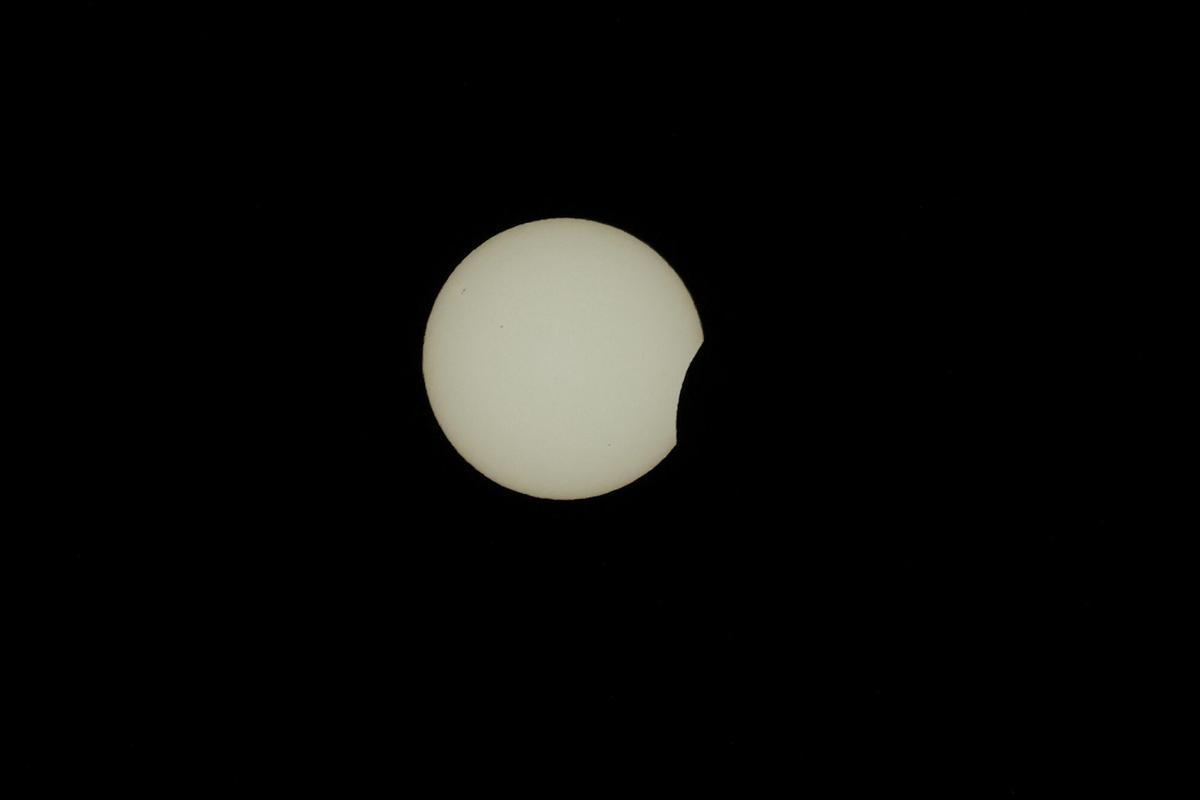 Comienza el eclipse de sol en la playa de Doniños en Ferrol. Comienza el eclipse de sol en la playa de Doniños en Ferrol.