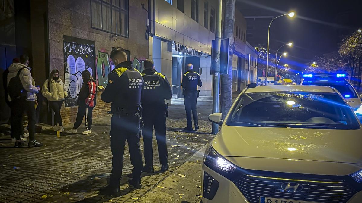 La Guardia Urbana ha identificado algunos botellones en las calles cercanas a las discotecas