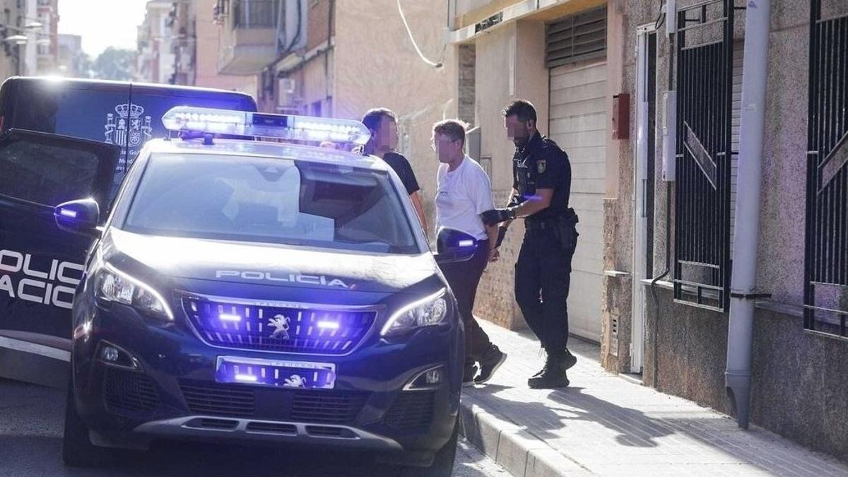 Agentes de la Policía Nacional arrestan al presunto autor de los hechos en El Palmar.