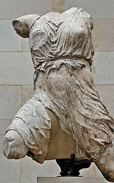 Fragmento da estatua de Iris no Parthenón (Atenas).