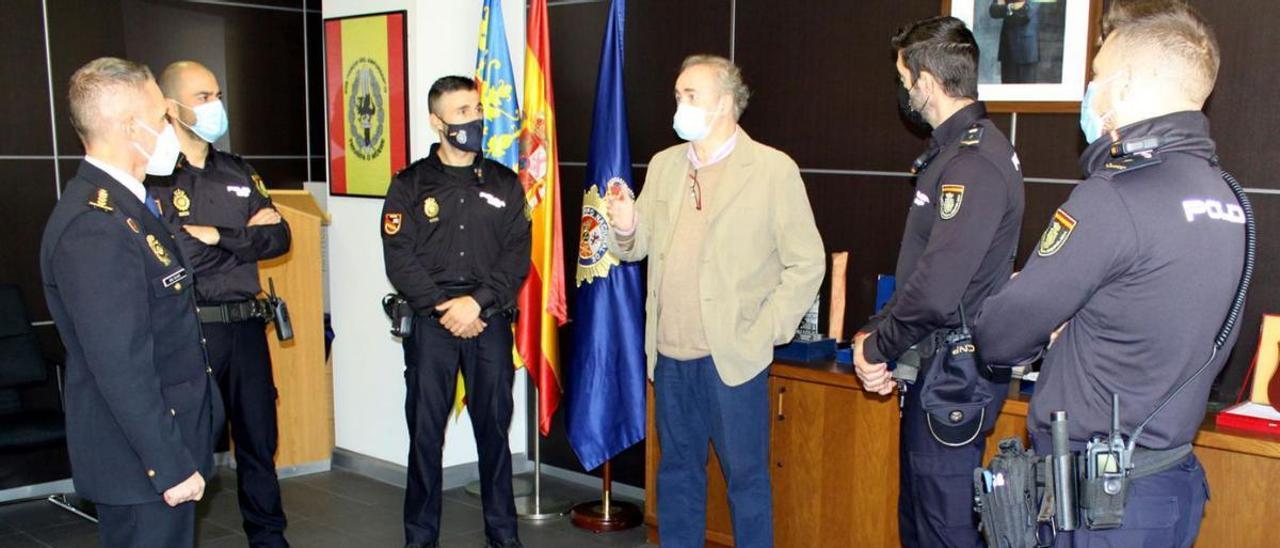 El vecino de Alicante con los cuatro agentes que le auxiliaron y el comisario jefe provincial. | INFORMACIÓN