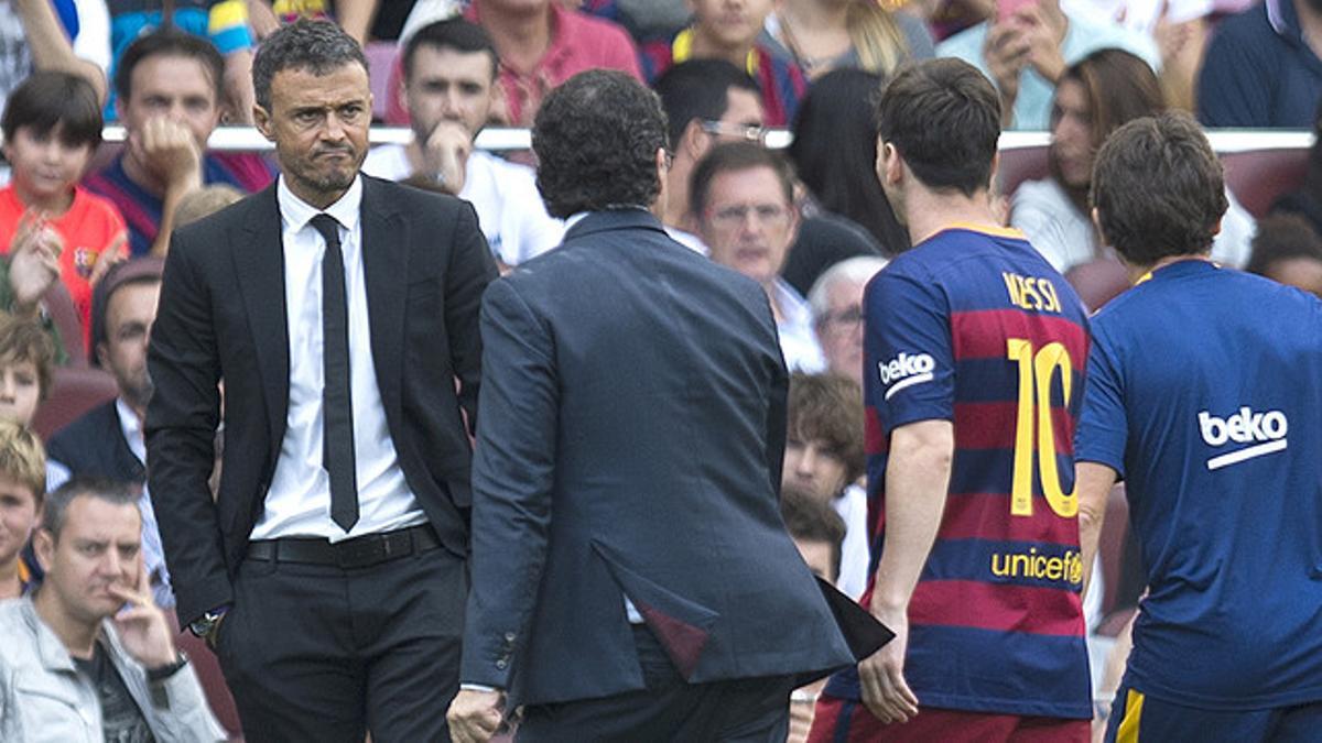 Luis Enrique, con gesto preocupado, observa a Messi mientras el delantero abandona el campo tras lesionarse