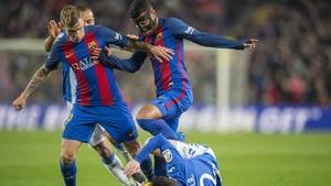 Digne y Rafinha intentan superar a Tito en el Barça-Leganés del Camp Nou.