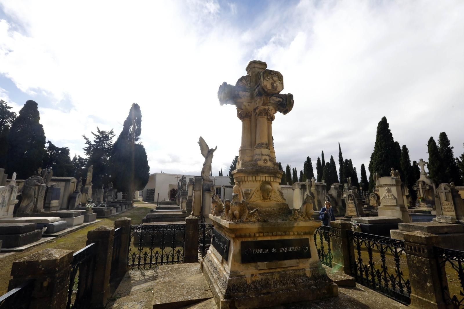 En imágenes | El cementerio de Zaragoza, un museo al aire libre que se engalana para el Día de Todos los Santos