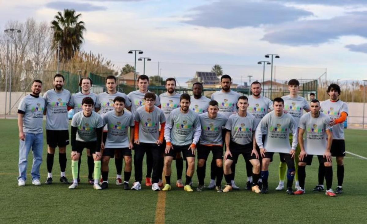 La plantilla del CE Ròtova luce las camisetas que anuncian el evento