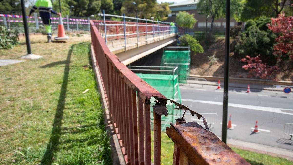 Los trabajos se centran en la pasarela situada sobre el Paseo Rosales y la calle Uncastillo.