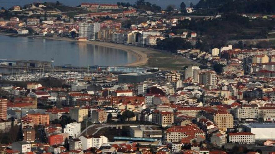 Vista aérea de la ciudad de Vilagarcía tomada desde el monte Lobeira.  // Iñaki Abella