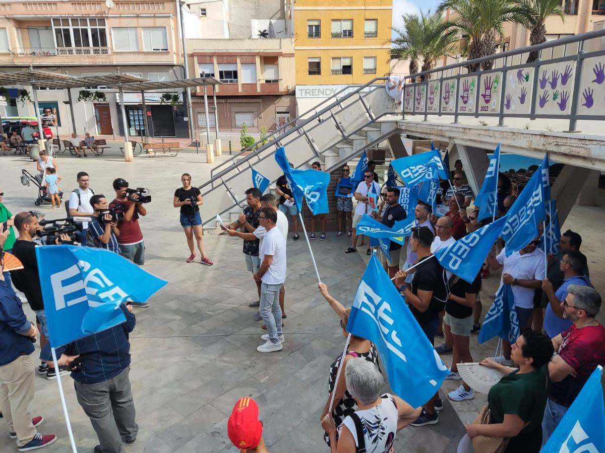 Protesta de la plantilla de la Policía Local de Guardamar para pedir al alcalde soluciones a sus problemas laborales