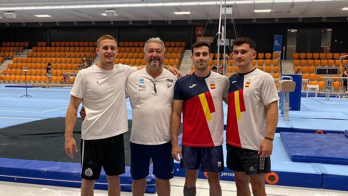 Los mallorquines Nicolau Mir, Adrià Vera, Josh Williams y el entrenador Manuel Martínez.