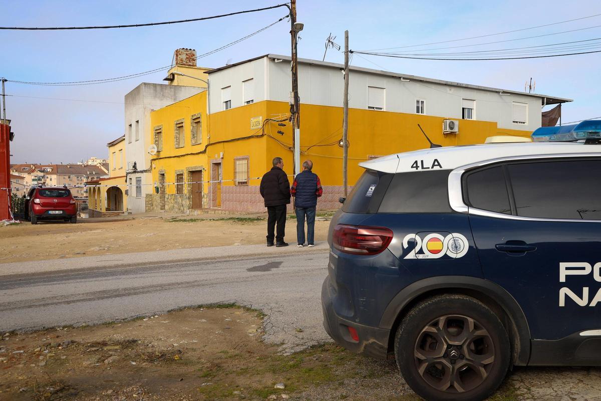 Dos vecinos en la zona que se acordonó tras el hallazgo del cadáver en Cerro de Reyes.