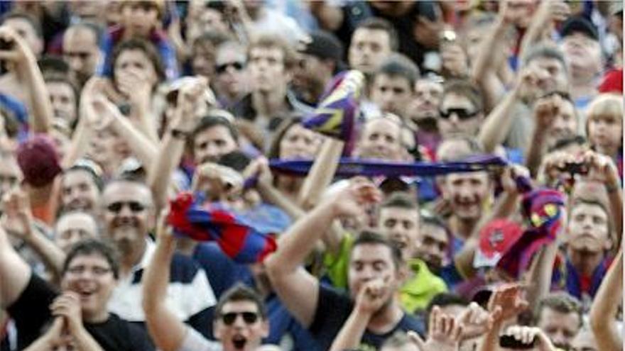 Rubén Suárez celebra con la afición el ascenso del Levante.