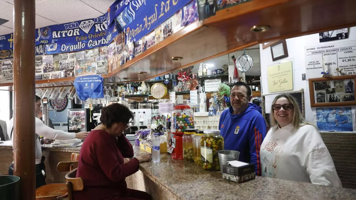 El bar más antiguo de Oviedo, abierto desde los felices años veinte, no cierra ni por vacaciones: "Nos gusta dar un poco de aire y vida al barrio"