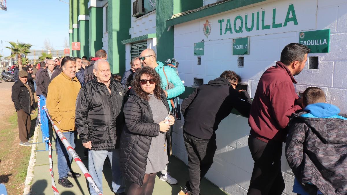 Largas colas para retirar una entrada para el Cacereño-Real Madrid