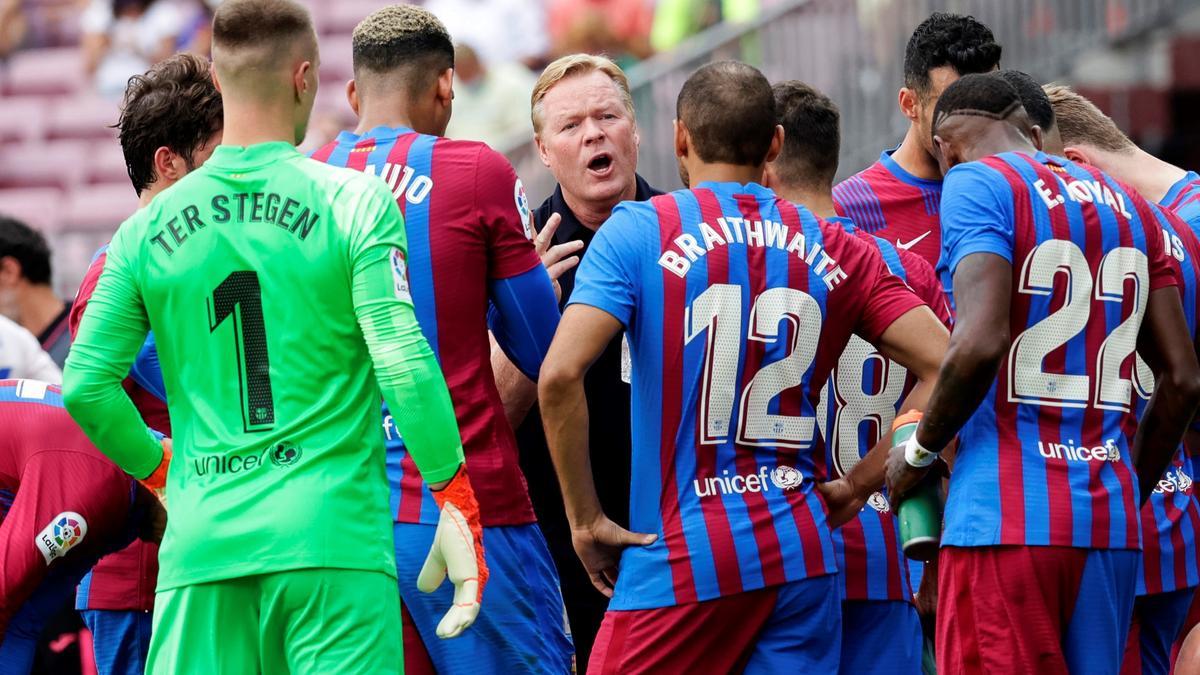 Koeman habla con sus jugadores durante la pausa de hidratación