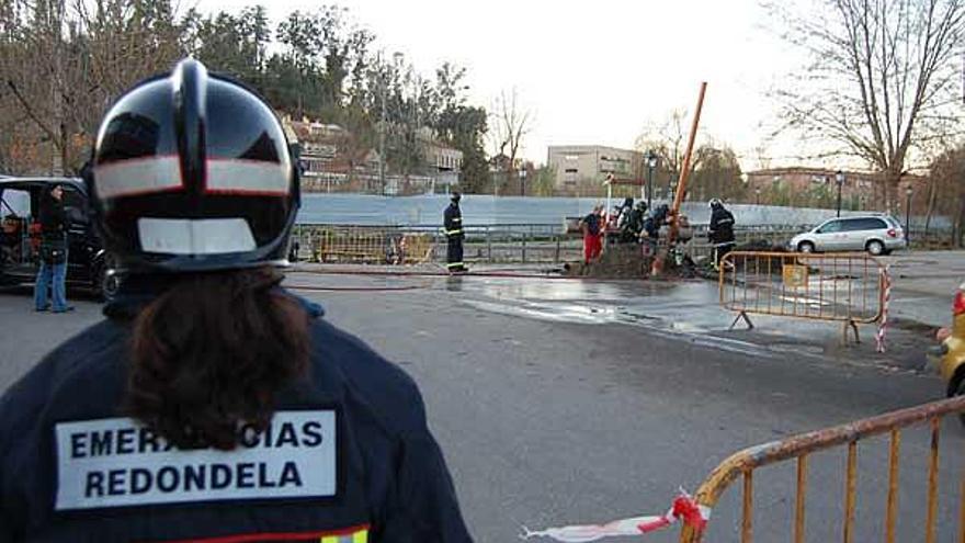 Miembros de bomberos y Protección Civil, ayer, durante las labores para detener el escape de gas