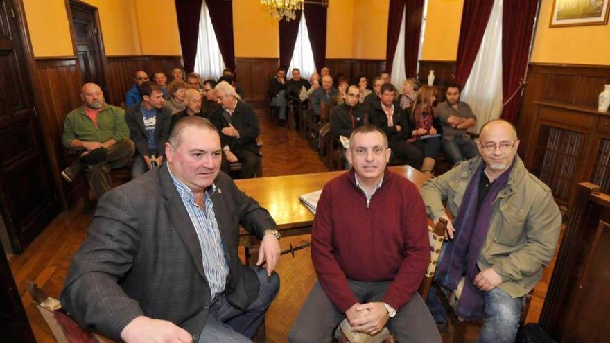 Ramón Argüelles, Manuel Calvo y Jorge Gordo, antes de su encuentro con los vecinos.